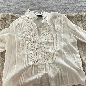 ✨Never been work✨ white floral top by Vici